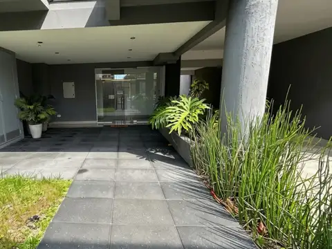 Crisologo Larralde  al 1100 Morón