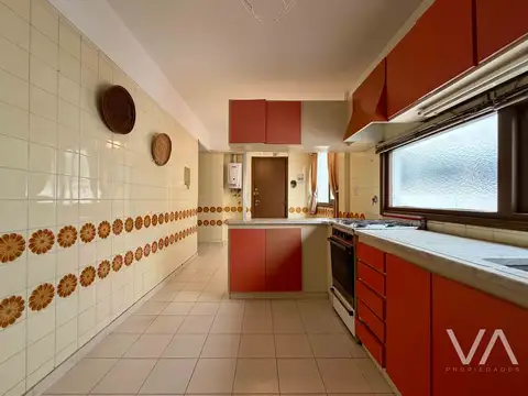 Departamento de 3 ambientes con dependencia de servicio. Cochera. Playa Grande.