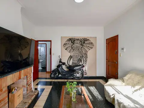 Casa esquina Avenida 2 dormi c/ cochera y patio