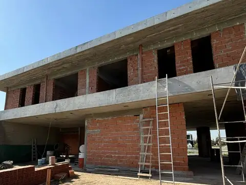 Casa 7 ambientes con 5 baños