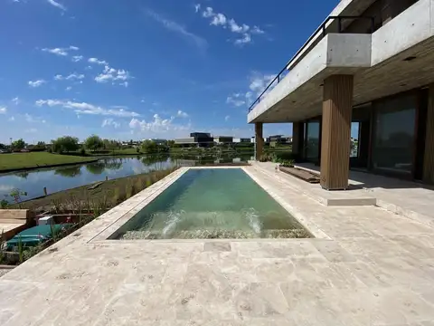 Casa 7 ambientes con 5 baños