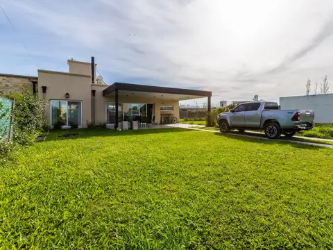 Casa en Venta con 2 cocheras