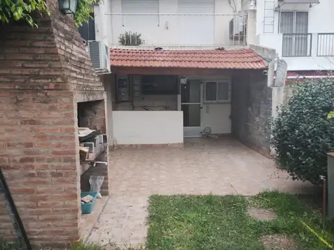 VENTA CASA DUPLEX 4 AMBIENTES CASTELAR CON COCHERA