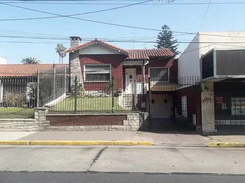 AMPLIO CHALET 3 DORMITORIOS SOBRE H. YRIGOYEN 7600