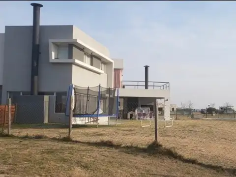 Casa 4 ambientes con 3 baños