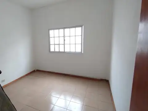 VENTA - AMPLIO DEPTO T/CASA DE 2 AMB BUENA UBICACION! LANUS