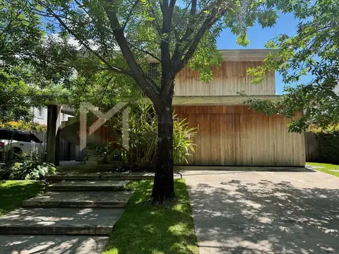 Casa 6 ambientes con 5 baños