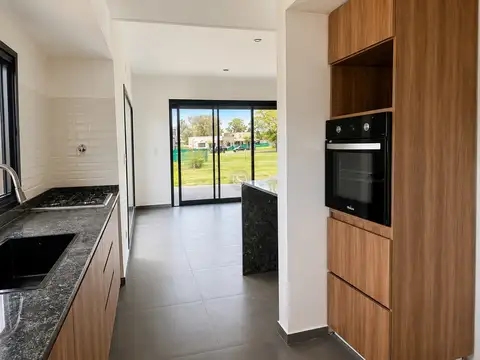 Casa 4 ambientes con 3 baños