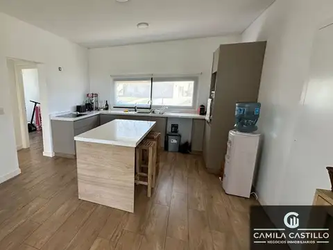 Casa en Alquiler con 3 cocheras