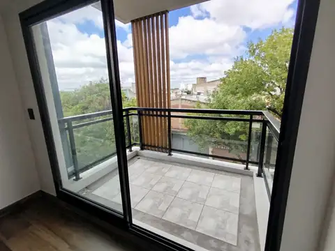 Monoambiente al frente con balcón