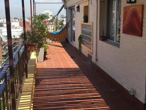 ¡Exclusivo semipiso muy luminoso en lo mejor de Belgrano! Espectacular departamento de 3 ambientes con dependencia o 3er dormitorio con amplio BALCÓN TERRAZA, PARRILLA Y PLAYROOM, COCHERA OPTATIVA. VISTA PANORAMICA.