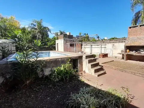 VENTA  CASA AL FRENTE  CON JARDIN EN SAN LORENZO