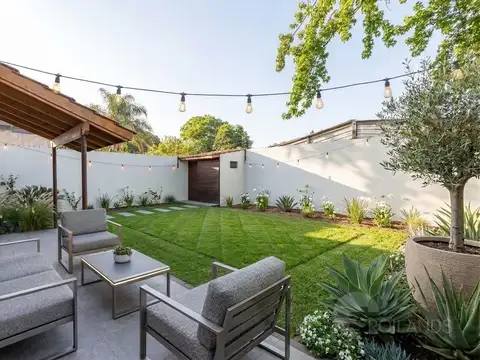 VENTA CASA 4 AMBIENTES CON JARDIN PARRILLA COCHERA TERRAZA CASTELAR SUR