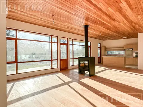 Casa 4 ambientes con 2 baños