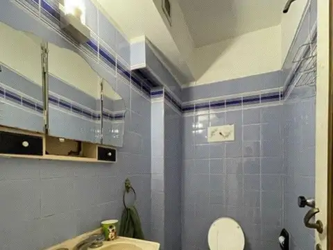 Semipiso al frente 4 ambientes con dependencia. Luminoso con excelente ubicación