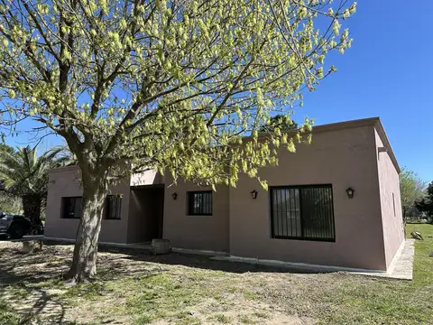 Casa 4 ambientes con 2 baños