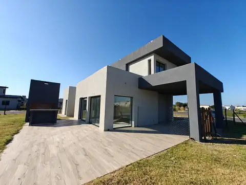 Casa en Venta con 4 cocheras