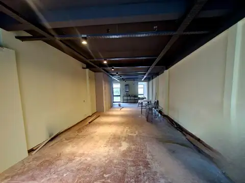 EN EXCELENTE ZONA COMERCIAL 110 M2  2 BANOS IDEAL MULTIPLES RUBROS