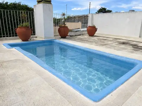 Casa 6 amb. con jardín, parrilla, pileta y cochera