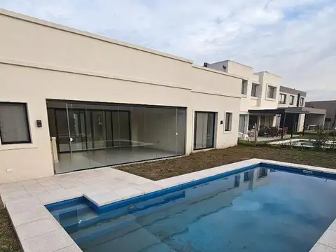 Venta - Casa en Barrio Santo Tomas / Pilar