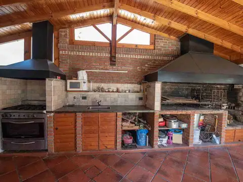 Casa en Venta con 4 cocheras