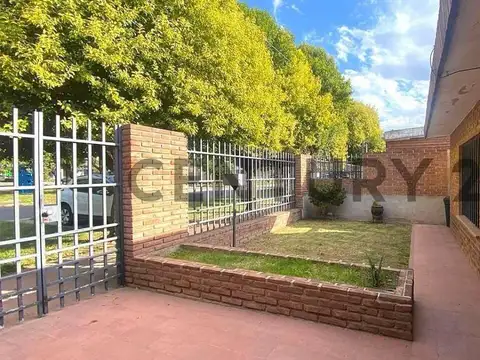 VENTA DE HERMOSA CASA EN BARRIO KENNEDY OCTAVIO BOUNGE 3834