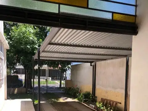 Casa 6 ambientes con 2 baños