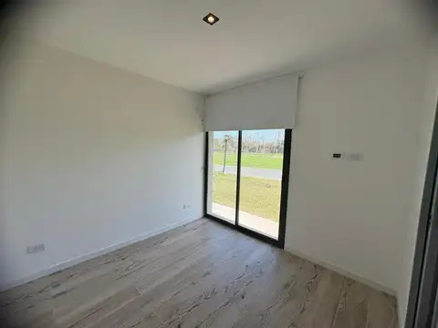 Casa en Alquiler con 4 cocheras