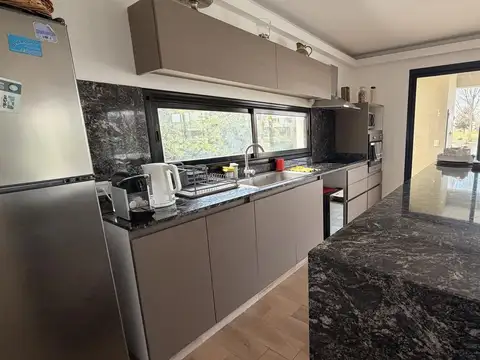 Casa en Alquiler con 4 cocheras
