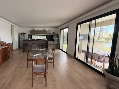 Casa en Alquiler con 4 cocheras