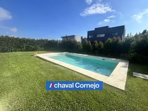 Casa en Venta con 4 cocheras