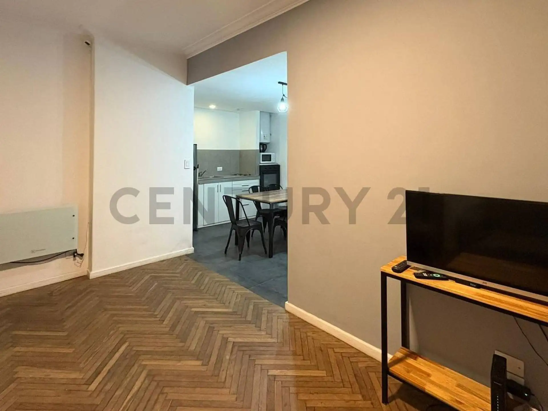Venta de departamento de tres ambientes con dependencia, Centro