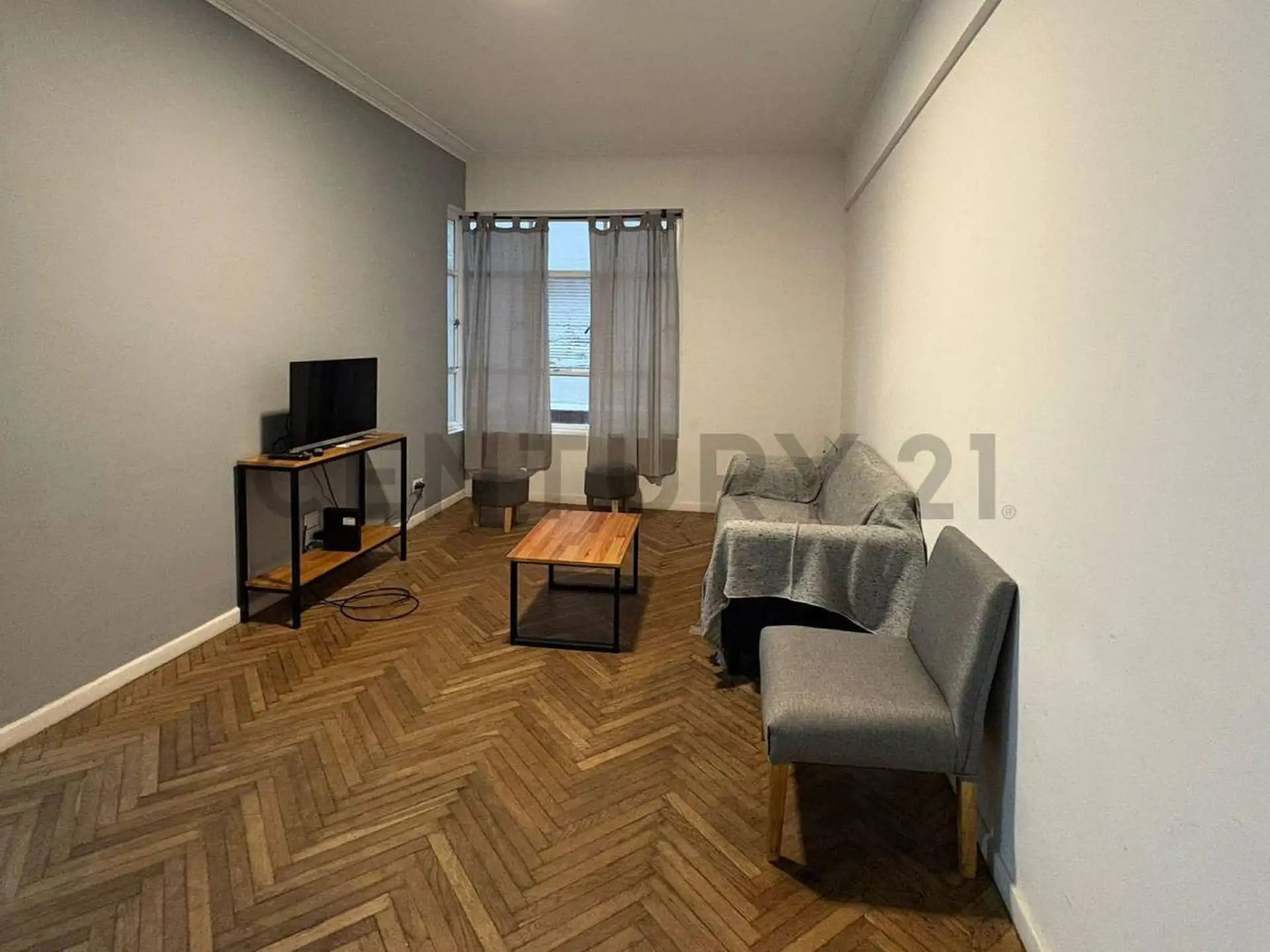 Venta de departamento de tres ambientes con dependencia, Centro
