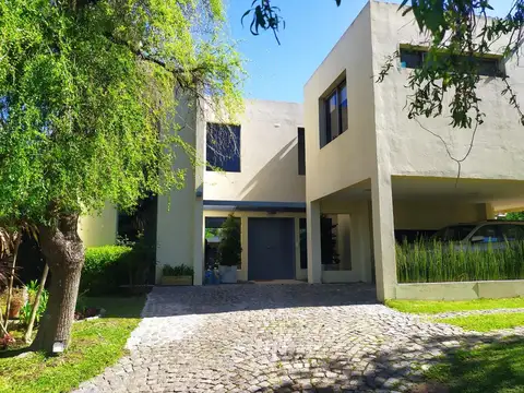 Casa en Alquiler Temporal con 2 cocheras