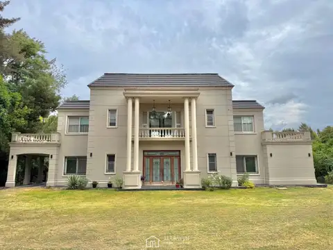 Residencia de Categoria Estilo Francés en Campos de Roca I