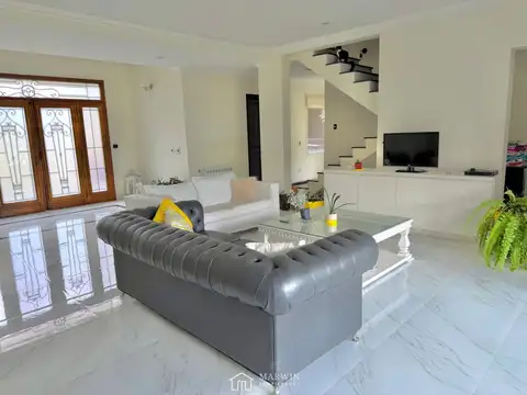 Casa 8 ambientes con 3 baños