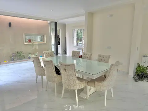 Casa en Venta con 4 cocheras