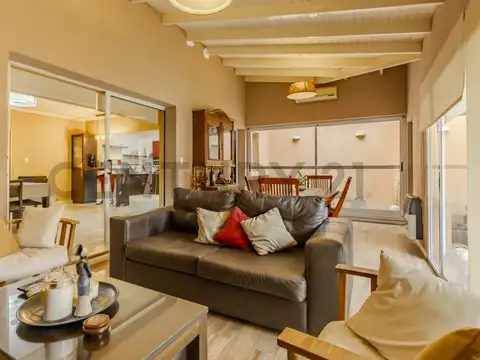 Casa 4 ambientes con 2 baños