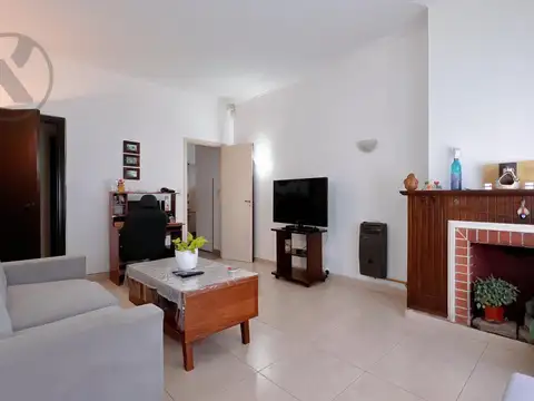 VENTA | CHALET 3 AMB CON DEPENDENCIA Y COCHERA | ZONA GUEMES |