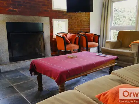 Casa en Alquiler con 4 cocheras