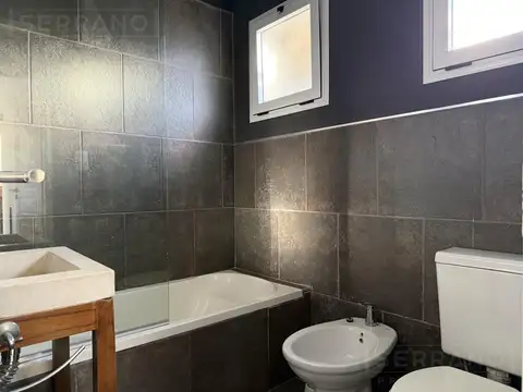 Casa en Alquiler con 4 cocheras