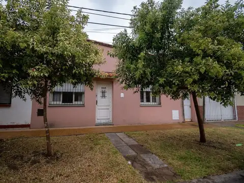 VENTA CASA 2 DORMITORIOS Y PATIO- 200 MTS GRAL PAZ