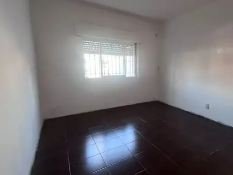 Alquiler, Casa de 3 Ambientes con  espacio de Cochera, fondo libre y lavadero, ramos mejía