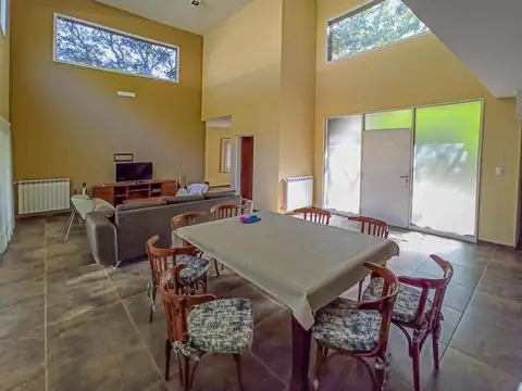 Casa en Venta con 3 cocheras