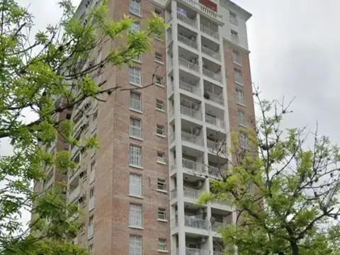 BIEN UBICADO. LUMINOSO. 5° PISO CON BALCON. COCHERA