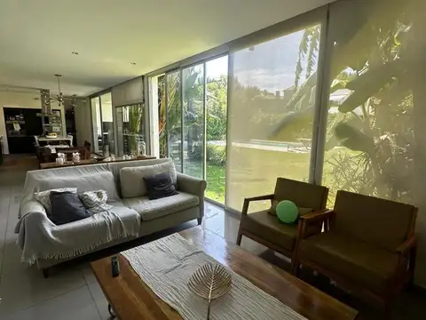 Casa 7 ambientes con 2 baños