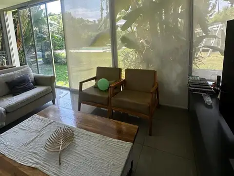 Casa en Alquiler con 2 cocheras