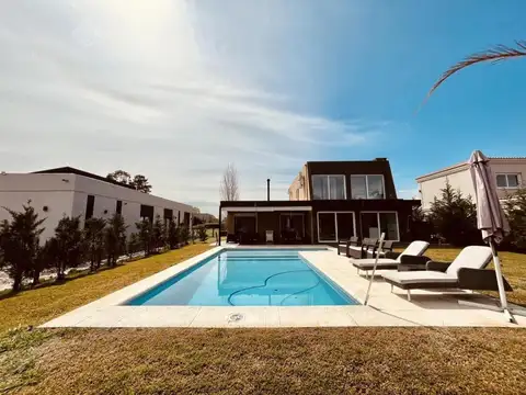 Venta o Permuta – Casa de Categoría en El Rebenque, Canning