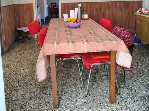 Casa interna a media cuadra de Av. Viale