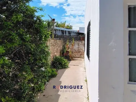 Casa interna a media cuadra de Av. Viale